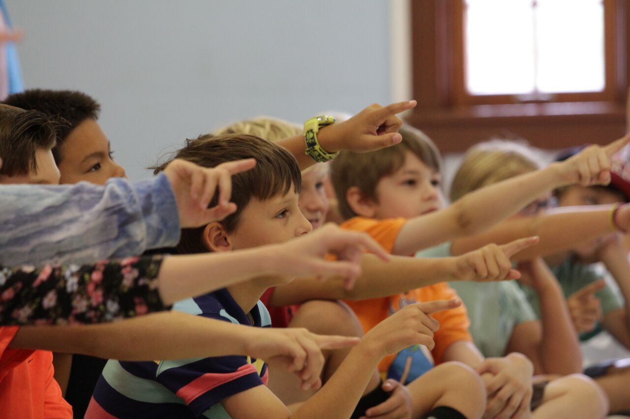 Kids pointing at a drawing during Story Doodles draw-along show at Oklahoma library